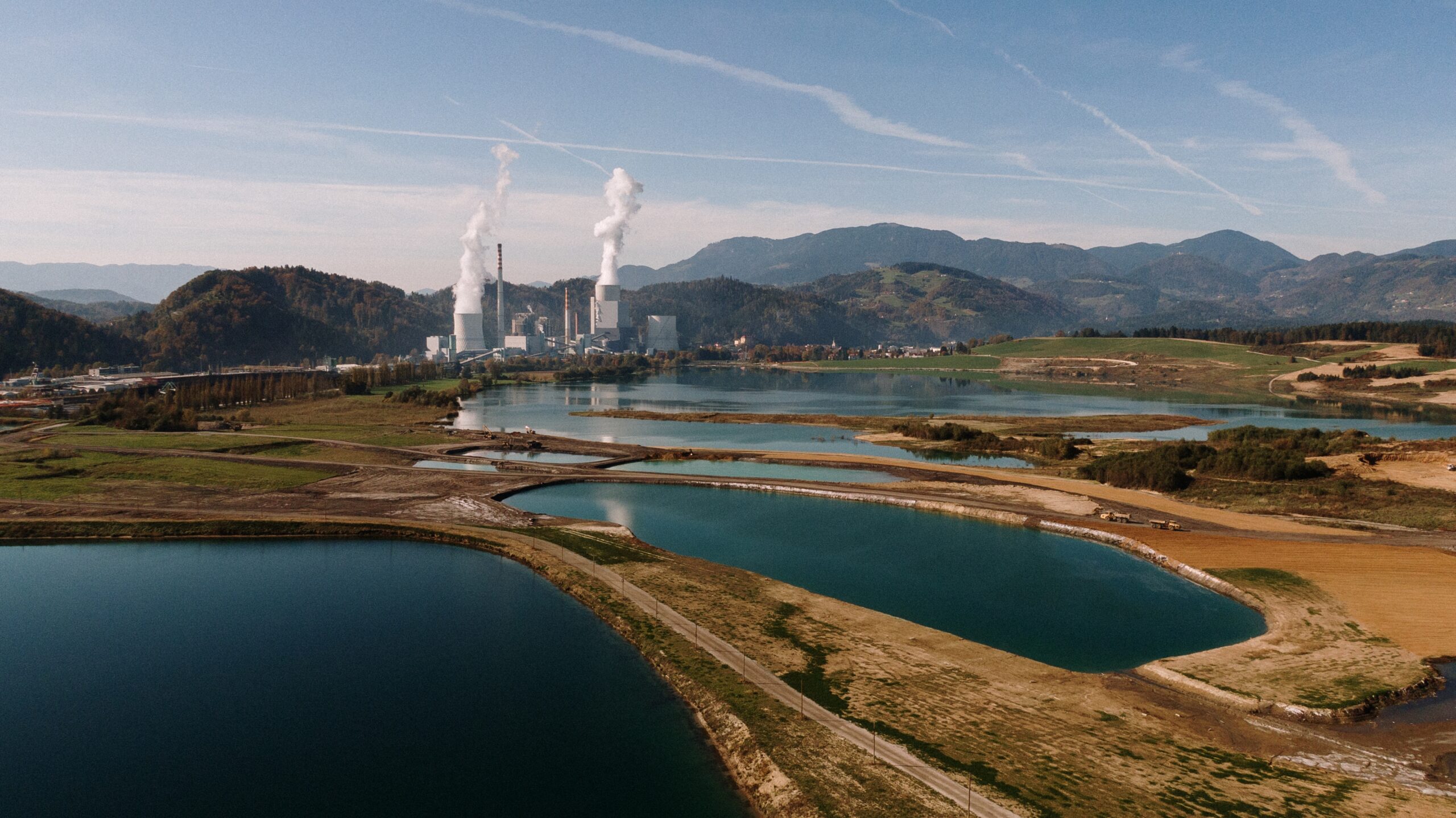 Enerji ve altyapı tesisinin kuş bakışı görünümü