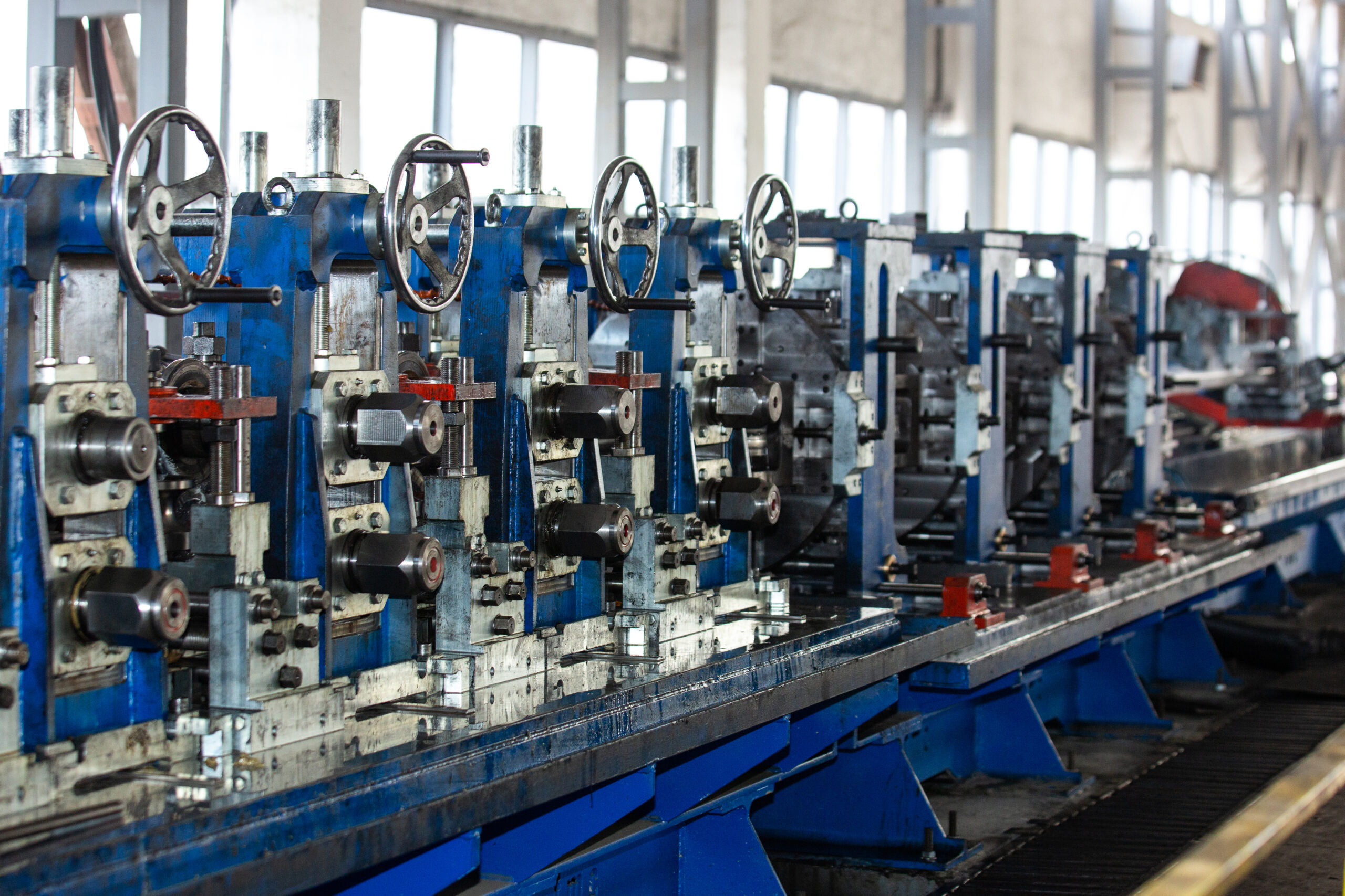 Endüstriyel üretim tesisinde makine parkı