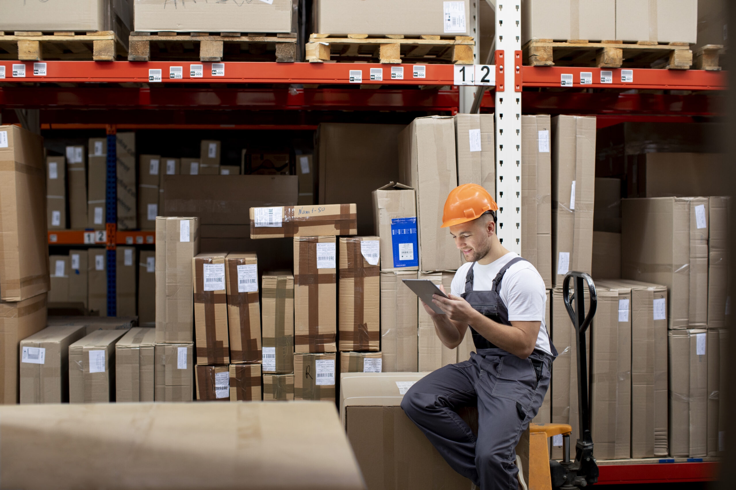 Depoda çalışan toptan ticaret personeli