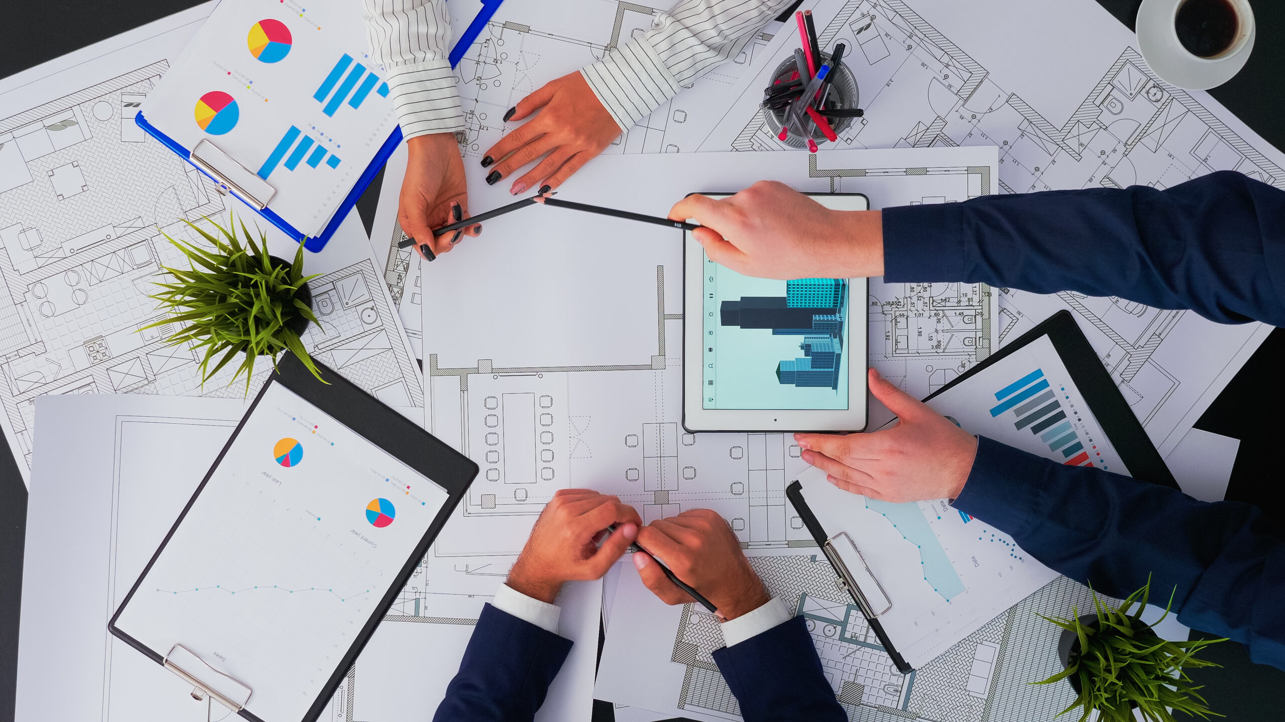 Proje ekibi mimari plan üzerinde toplantı yapıyor
